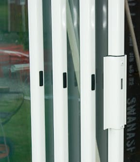 Byg selv udestue: Den yderste dør får et håndtag Byg selv udestue: Den yderste dør får et håndtag